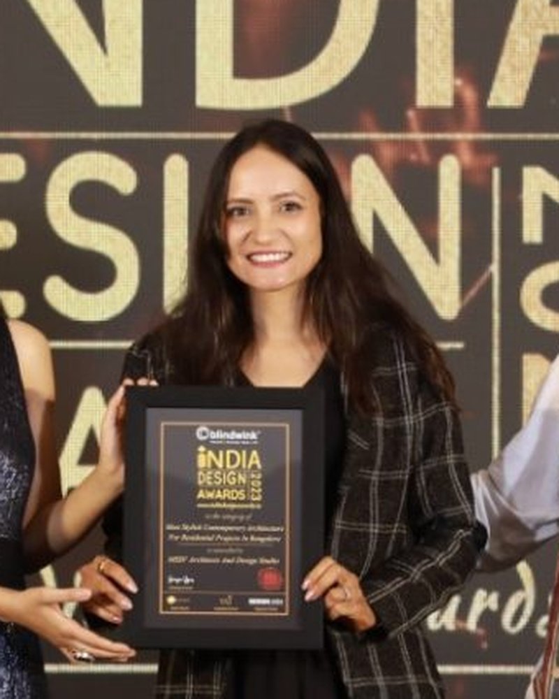 Vandana Agrawal, founder of MSSV Design Studio, receiving the India Design Awards 2023